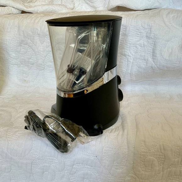 Waterpik complete care 5.0 ,only comes with the water flosser - Picture 5 of 7